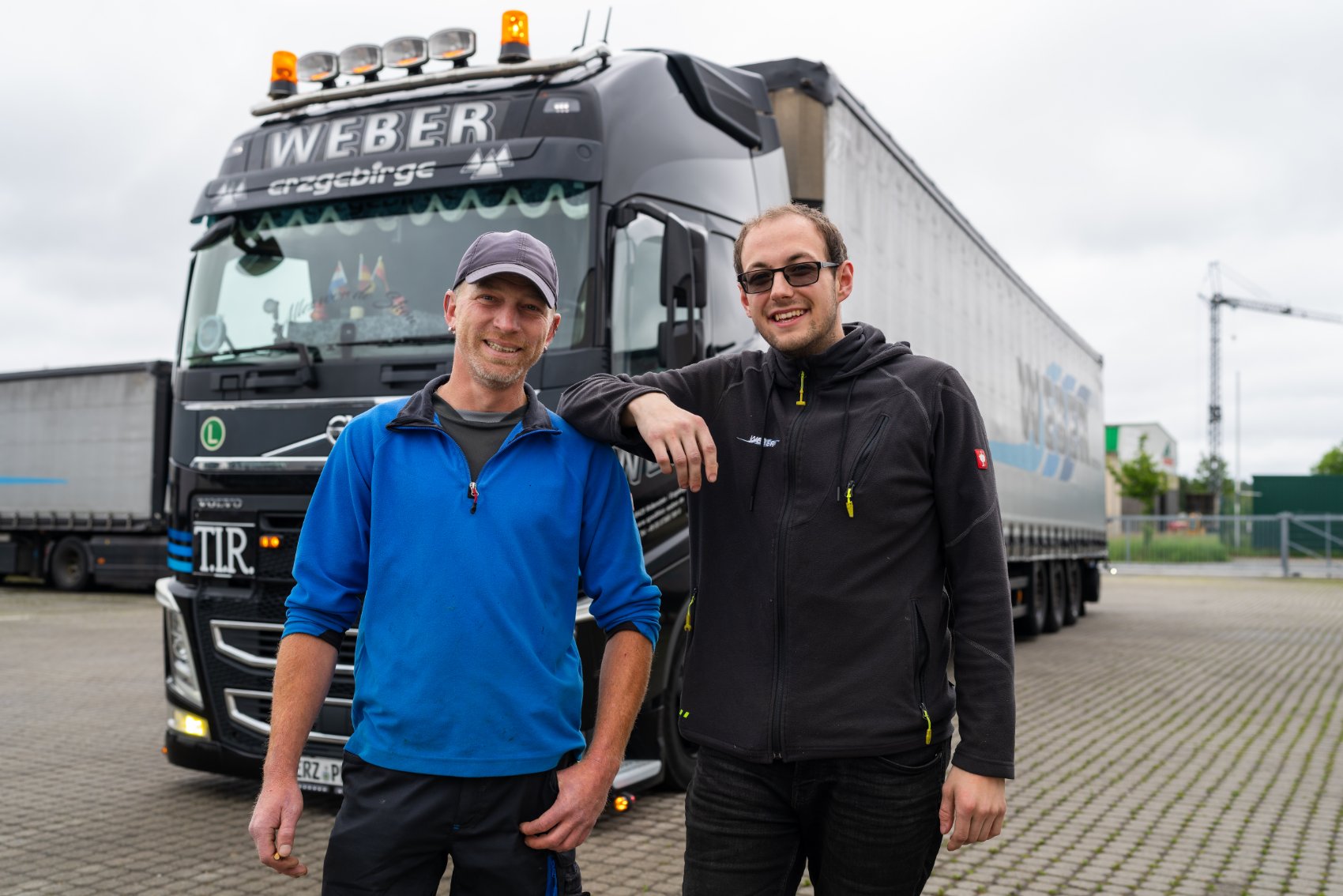 Azubi und Fahrer vor dem Weber-LKW