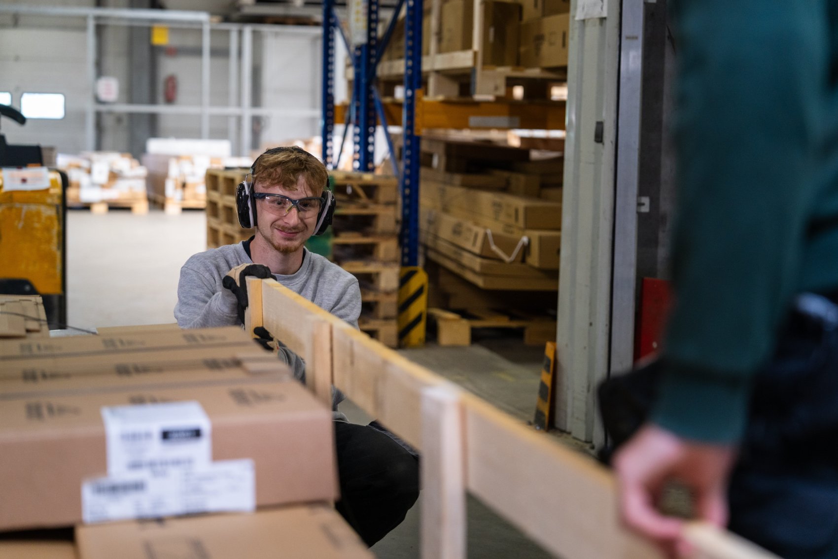 Azubi Lagerlogistik beim Verladen im Lager