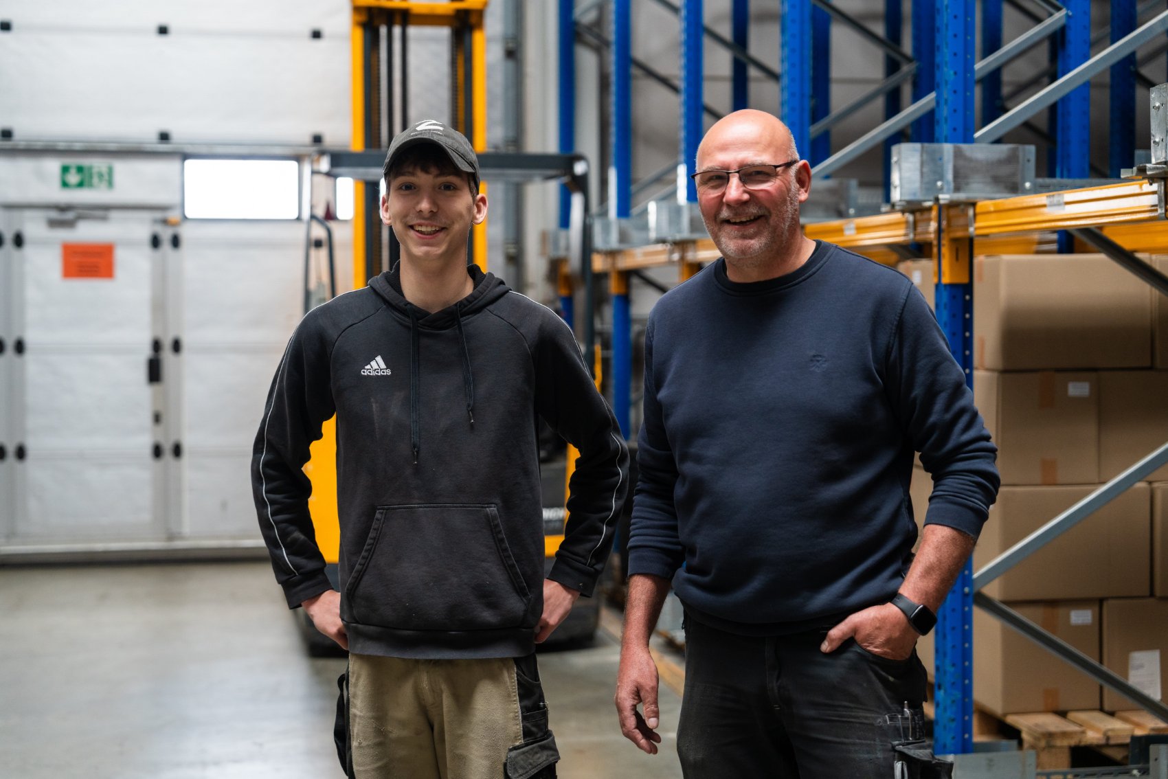 Azubi und Ausbilder im Lager