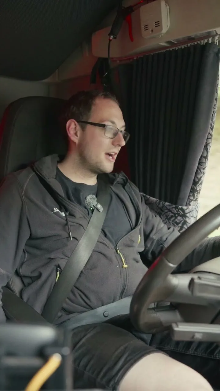 Weber Fahrer im Fahrerhaus unterwegs