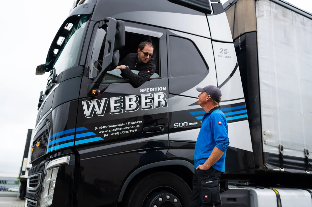 Hochwertig ausgestattete Fahrerkabine eines Weber-LKW