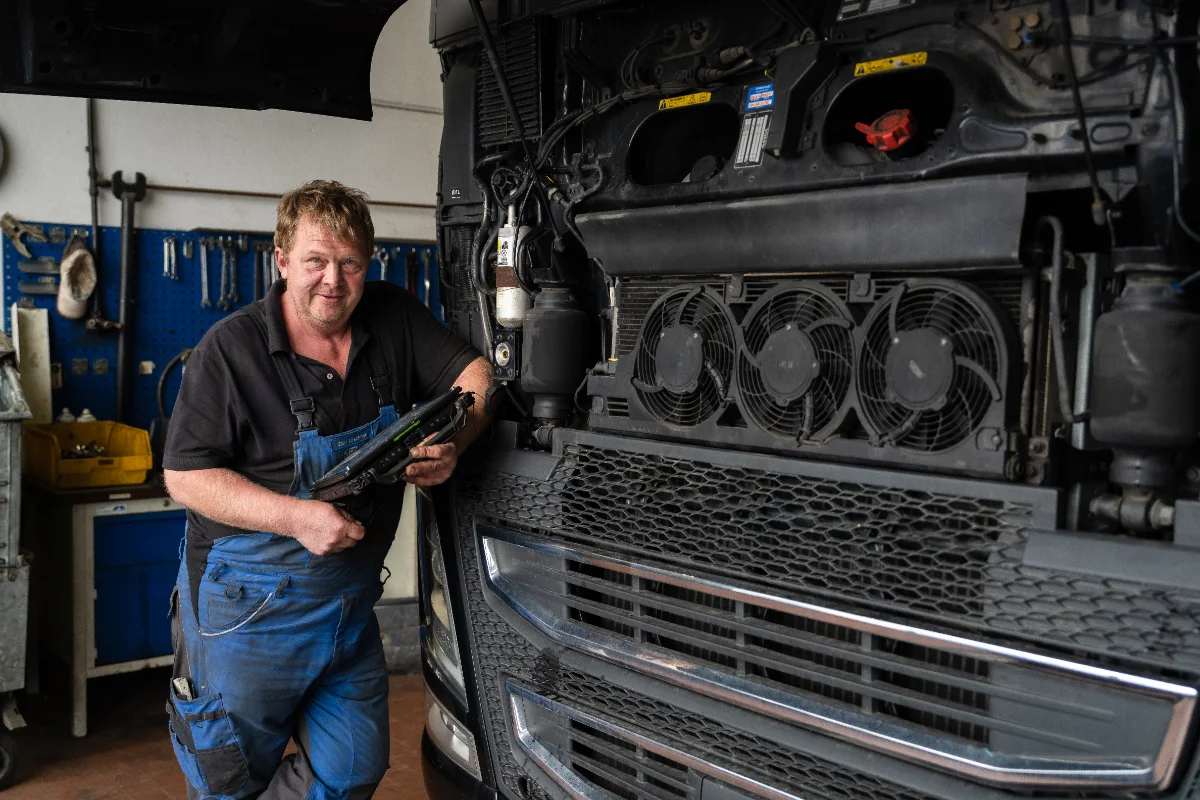 NFZ-Mechaniker in der Werkstatt der Spedition Weber