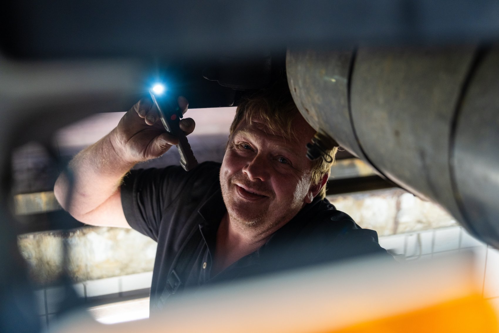 NFZ-Mechaniker prüft den Unterboden eines LKW